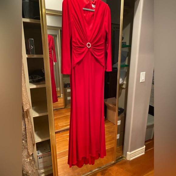 NWT MacDuggal Red plunged Gown size 6 - Picture 4 of 10